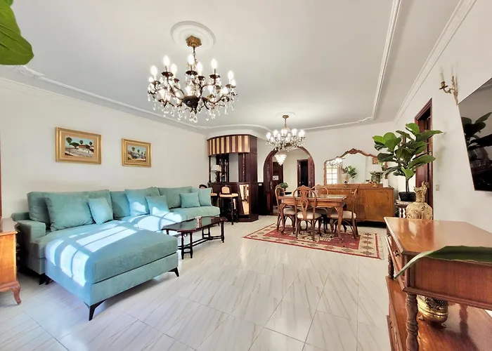 The Balcony House With Free Parking
